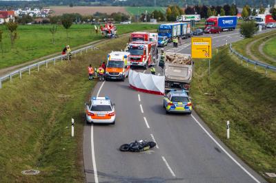 Sachsenheim: Vollsperrung! Kradfahrer geraet unter LKW und wird hierbei schwer verletzt